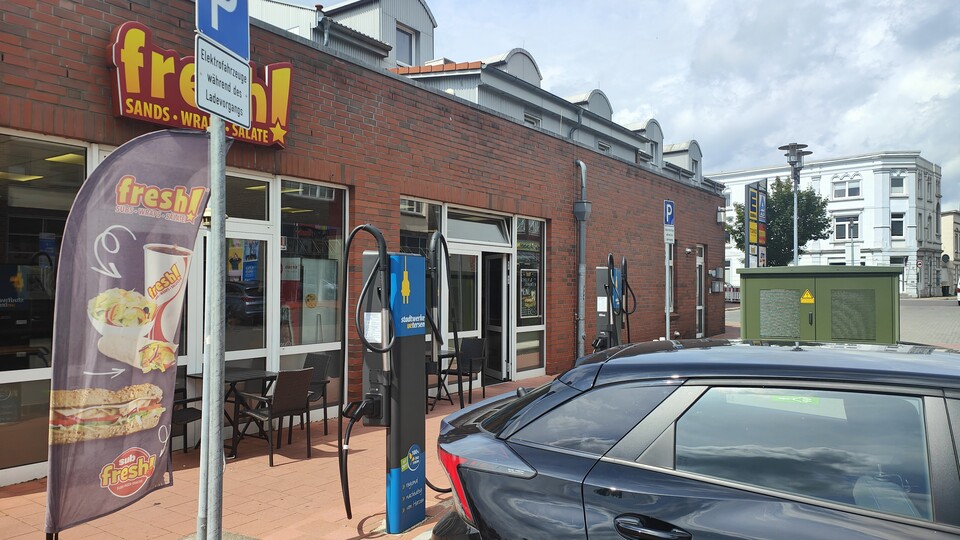 Die Ladezeiten von Elektroautos sind zwar immer noch etwas länger als ein Tankvorgang inklusive Shopbesuch, mit 15-25 Minuten von 10 auf 80% am Schnelllader aber auch nicht wirklich abschreckend lang.