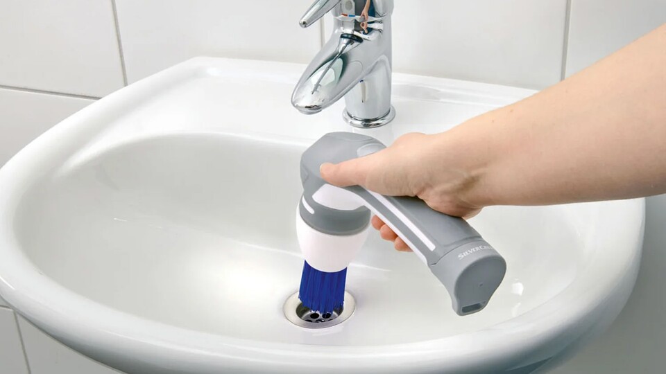 Die elektrische Reinigungsbürste ist euer Wingman der für strahlend-weiße Badezimmerarmaturen sorgt!
