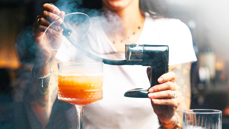 In Kombination mit einer Glasglocke, könnt ihr euren Lebensmitteln eine angenehme Rauch-Note verpassen.