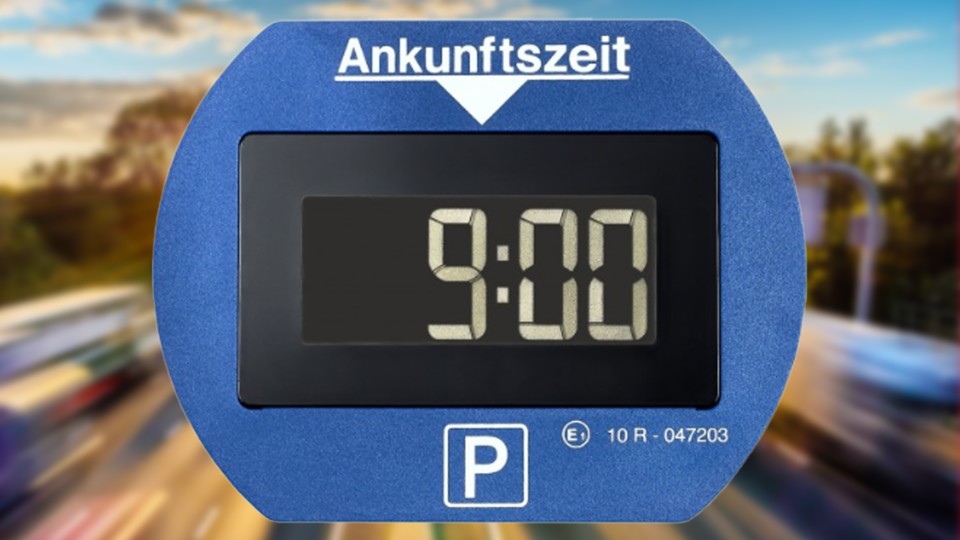 So sieht eine Elektronische Parkscheibe aus. Gut sichtbar: das Parkzeichen und die Ankunftszeit. (adac-shop.de)
