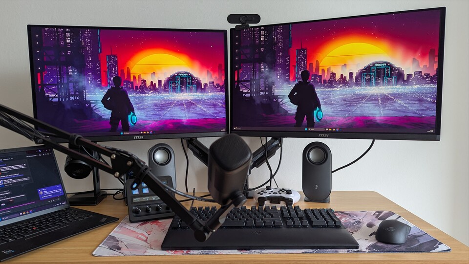 Mein Arbeitsplatz könnte durch Mikro + Stream Deck so manchem Streamer Konkurrenz machen.