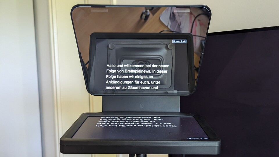 Der Teleprompter funktioniert sehr klassisch: Über ein Display und einen darüber montierten Spiegel.