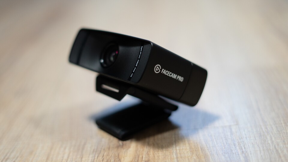 Die Elgato Facecam Pro wiegt stolze 240 Gramm - ohne Montierung.