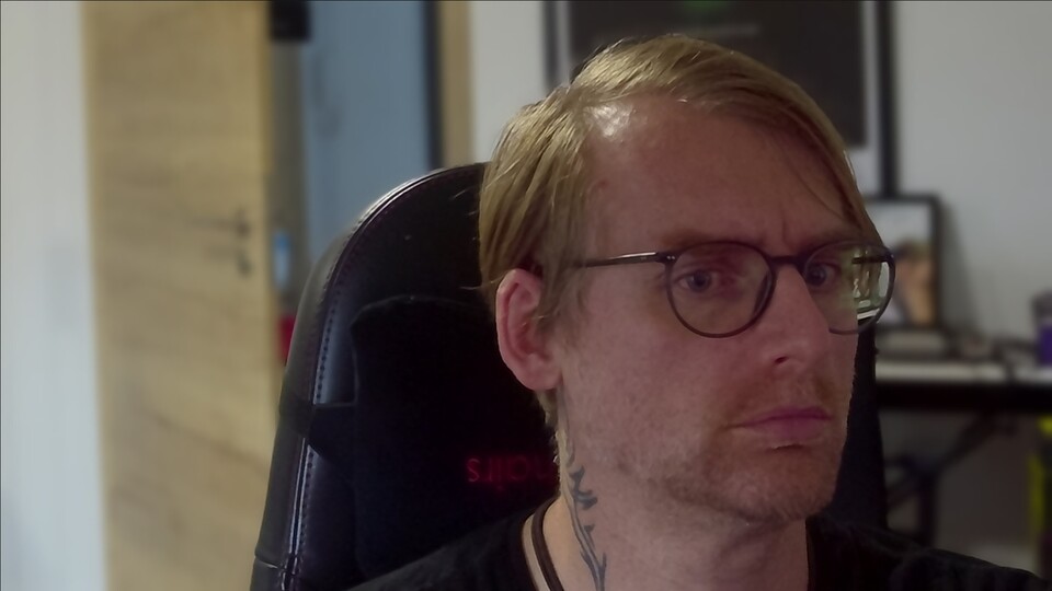 Die per Algorithmus hinzugefügte Unschärfe erinnert fast an das Bokeh einer Systemkamera. Achtet vor allem auf den Übergang von Hintergrund zu meinen Haaren, dem Stuhl und meiner Brille. Ich gucke übrigens deshalb so seltsam, weil ich ganz konzentriert einen Screenshot inklusive Brillenrand machen will.