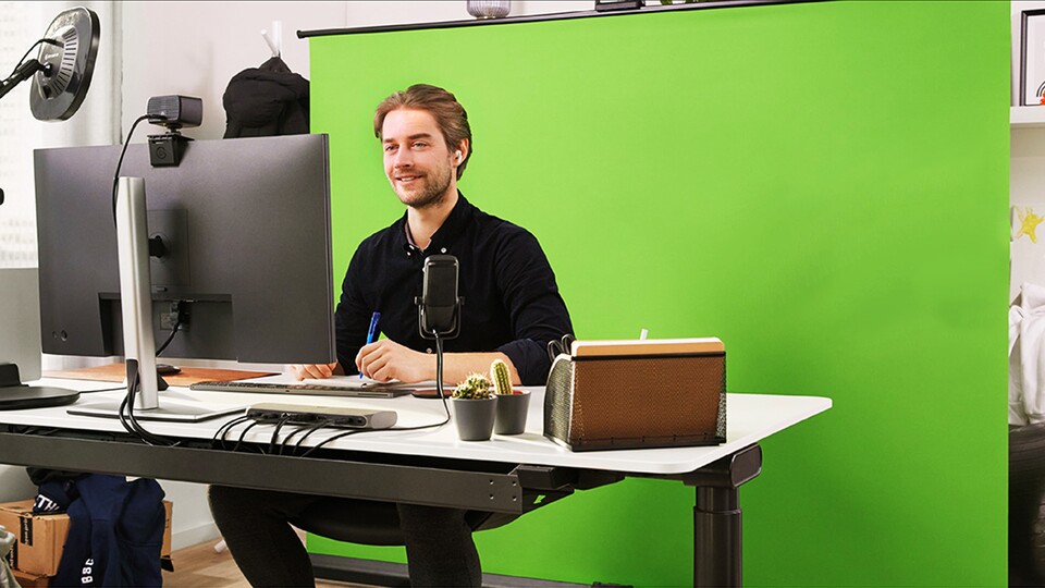 Der Elgato Green Screen XL ist ein kompaktes, längliches Konstrukt, das sich zu einer großen, grünen Leinwand herausfahren lässt.