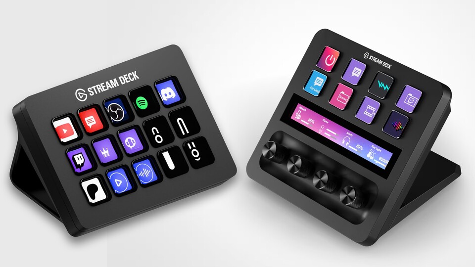 Der Standard Stream Deck (links) hat insgesamt 15 Tasten, während der Stream Deck + mit 4 Reglern und einem Touchscreen kommt.