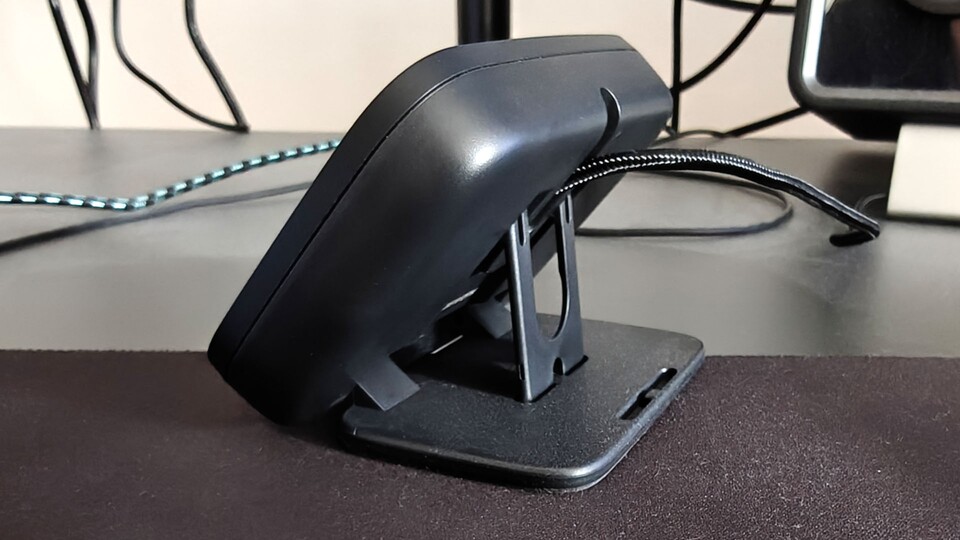 Once opened up, the stream deck neo is like one, but can be moved slightly due to the low weight.
