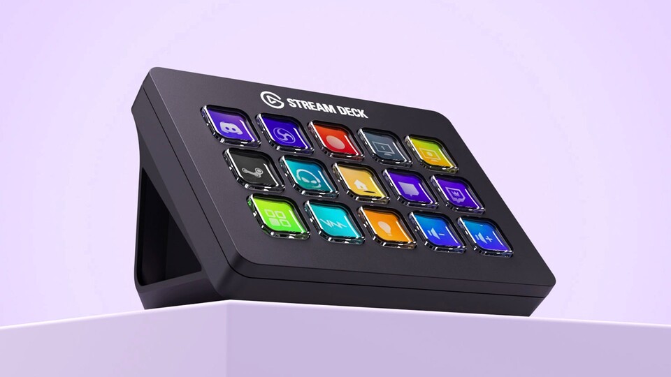 Das klassische Stream Deck hat 15 Tasten, die ihr frei belegen könnt. Es gibt auch Modelle mit 6, 8 oder 32 Tasten und sogar Drehreglern.