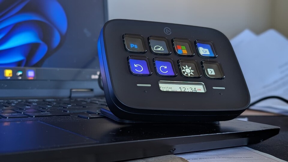 Mein Streamdeck von Elgato steht jetzt immer fleißig auf meinem Schreibtisch und gestaltet meine Arbeit effizienter