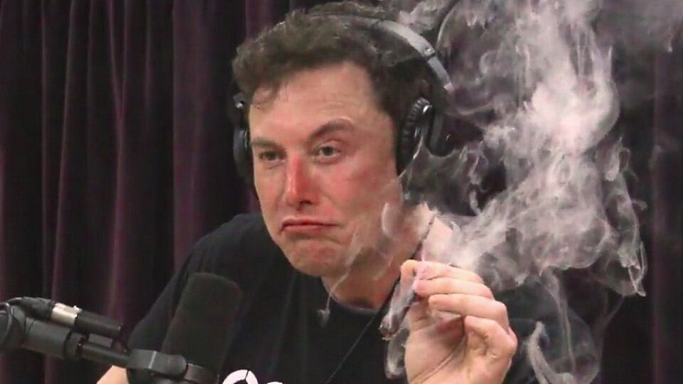 Elon Musk war bei der Aufnahme des Joe Rogan Podcasts recht locker. (Bildquelle: Youtube/PowerfulJRE)
