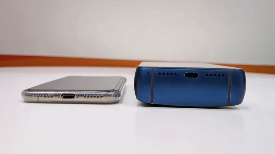 Das Power Max P18 Pop von Energizer ist deutlich dicker als andere aktuelle Smartphones. (Bildquelle: TheVerge)