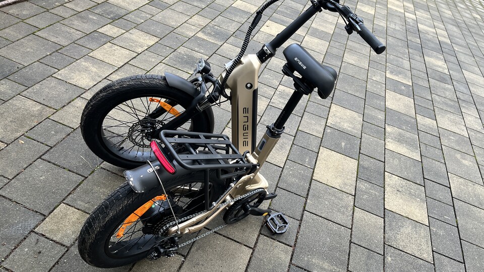 Zusammengeklappt nimmt das Bike immer noch viel Raum ein.