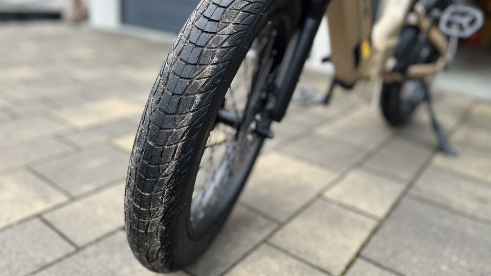 Das flachere Profil sorgt für einen niedrigeren Rollwiderstand, bietet aber trotzdem ausreichend Grip.