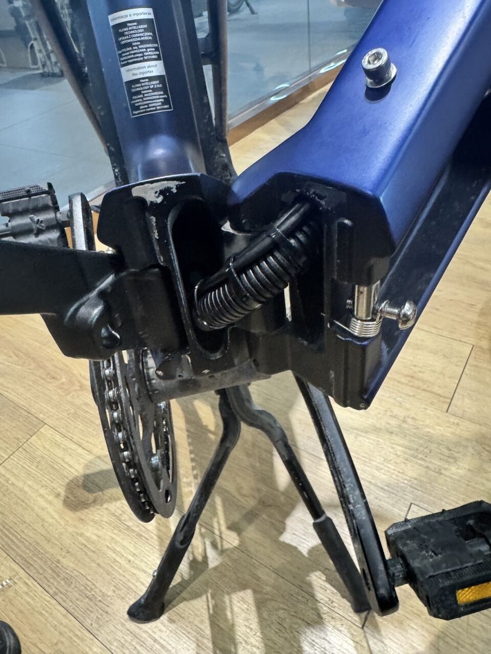 Die Kabel sind im Faltgelenk nun deutlich besser geschützt. (Bild: Engwe)