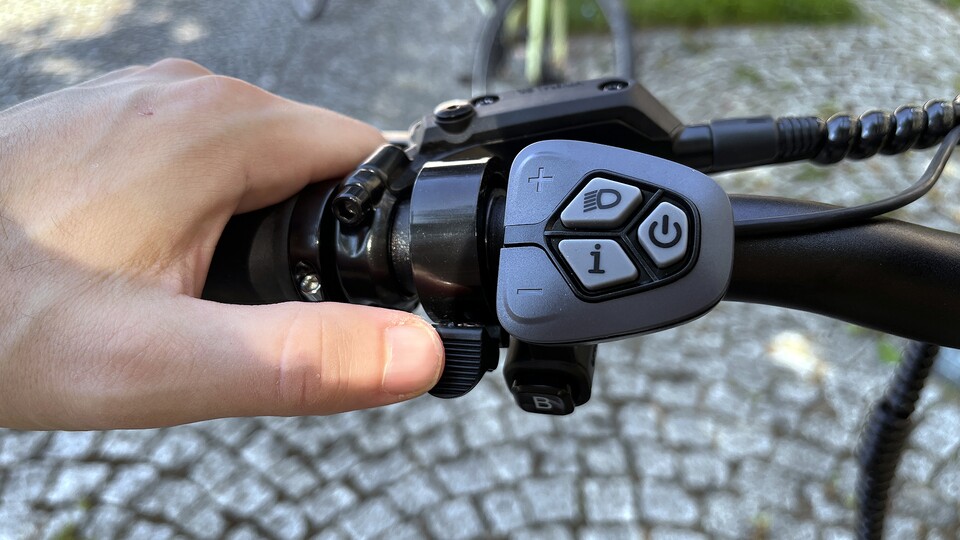 Die meisten Elemente der Bedieneinheit wie den Boost-Button erreiche ich mit meinen kurzen Daumen nicht.