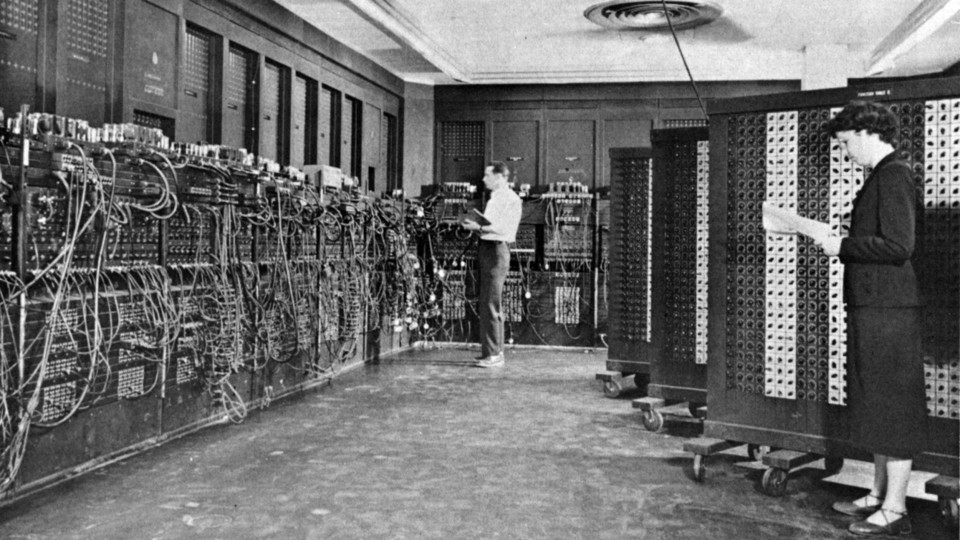 So sahen Großrechner vor den Minicomputern aus: Der ENIAC von 1946 wog 27 Tonnen, brauchte 167 Quadratmeter – und 150 Kilowatt. Das schluckt nicht mal ein Pentium 4.
