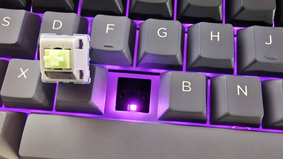 Dank Hotswap-Support lassen sich selbst die Switches vom PCB entfernen, unter denen die südlich ausgerichteten LEDs für überragende Strahlkraft sorgen.