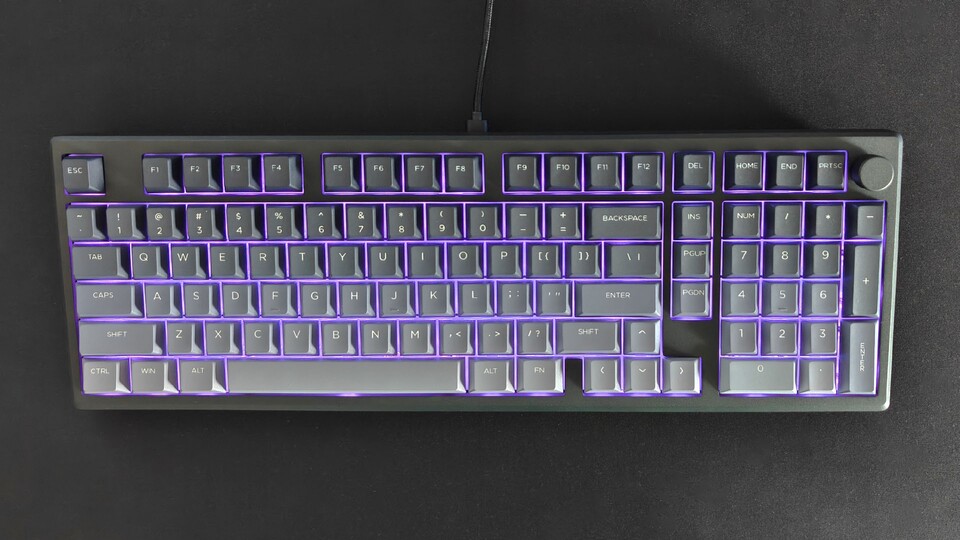 Meine Galaxy100 Lite hat den dunklen, eleganten Schwarz- bis Grauverlauf, der zusammen mit der RGB-Beleuchtung in nahezu jedes Setup passt.