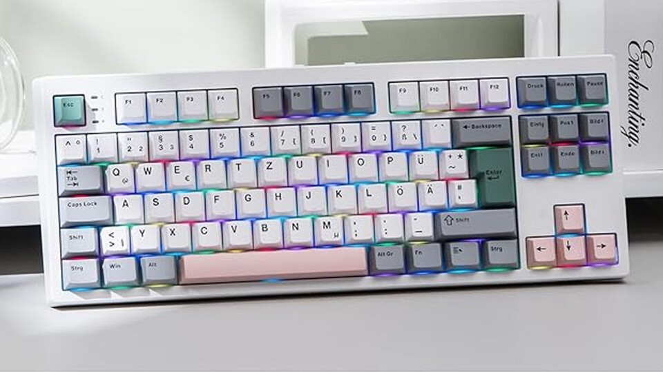 Wenn ihr die RGB-Beleuchtung auf volle Pulle dreht, hält sie ca. 45 Stunden durch. Schaltet ihr das Licht aus, sind es ganze 200 Stunden.