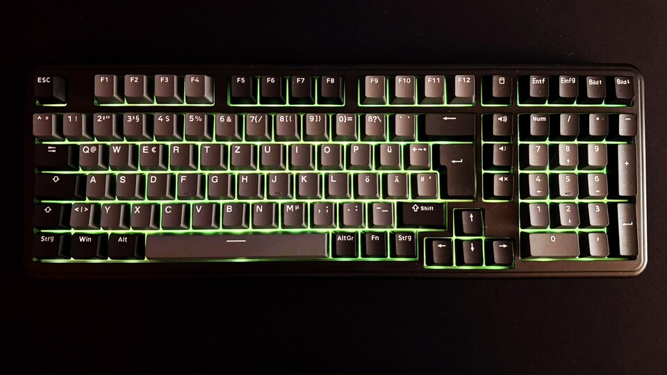 Wenn ihr die RGB-Beleuchtung ausmacht, hällt der Akku der Tastatur ganze 30 Tage durch!