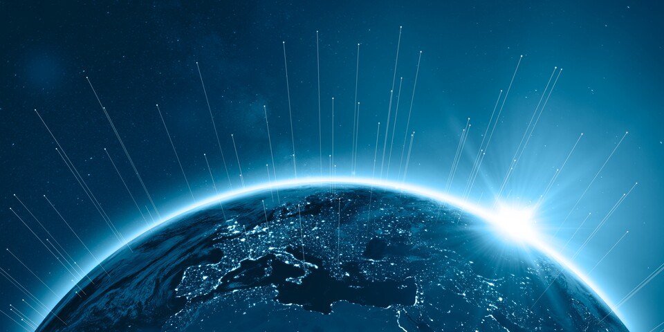 Die Erde schwebt nur augenscheinlich die meiste Zeit unbehelligt durchs Weltall. Sekündlich streift sie durch ein unaufhörliches Bombardement an energetischen Teilchen. (Bildquelle: Thomas, Adobe Stock)