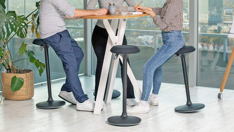 Mit einer einstellbaren Sitzhöhe von 57 bis 83 cm könnt ihr das aktive Sitzen an so gut wie jedem Tisch praktizieren.