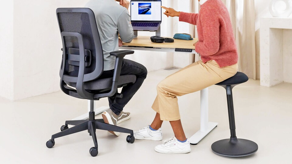 Die Lordosenstütze kann perfekt auf euer Kreuz ausgerichtet werden. Aber auch andere Sitzmöglichkeiten können dem Rücken helfen.