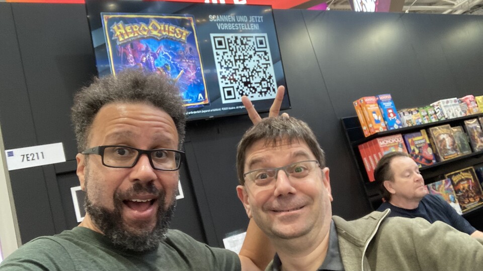 Irrer Zufall: Kurz nachdem ich den Artikel über Cthulhu: Death May Die geschrieben hatte, traf ich ausgerechnet dessen Designer Eric M. Lang auf der Brettspielmesse SPIEL in Essen. Seriöser Typ.