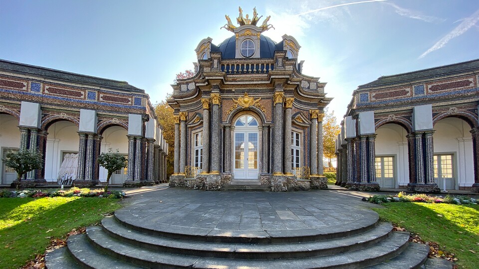 Die Eremitage in Bayreuth in der Morgensonne. Dank HDR wirkt das Gras grüner und die goldenen Verzierungen kommen besser heraus.