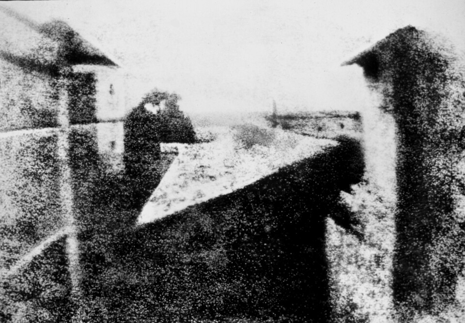 »Point de vue du Gras«. Die Sicht aus dem Fenster bei Le Gras: Das erste Foto der Welt. Dies ist die restaurierte Version von diesem Foto. Das Original seht ihr weiter unten. (Bildquelle: Joseph Nicéphore Niépce - Rebecca A. Moss, Coordinator of Visual Resources and Digital Content Library. College of Liberal Arts Office of Information Technology, University of Minnesota. Public Domain)