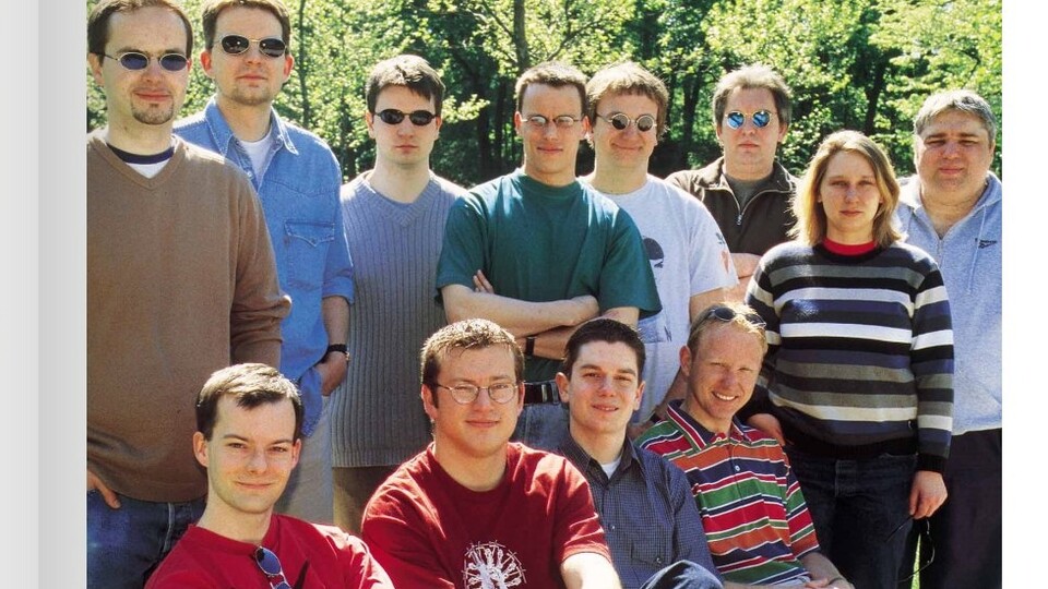 Das erste GameStar-Teamfoto samt Kadett Klinge. An den Sonnenbrillen könnt ihr möglicherweise erkennen, welcher Film unter Nerds damals angesagt war. Aber nur möglicherweise.