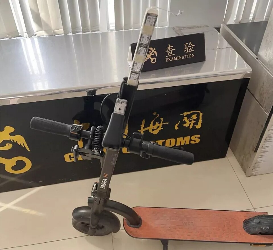 Der Schmuggler die SSDs in der Lenkerstange eines E-Scooters versteckt. (Bild: Chinesischer Zoll)