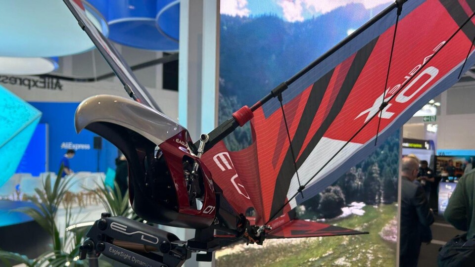 Mit 1,6 Metern Spannweite und Greifvogel-Optik sieht der Eagle X eher wie ein großer RC-Vogel als wie eine klassische Drohne aus.