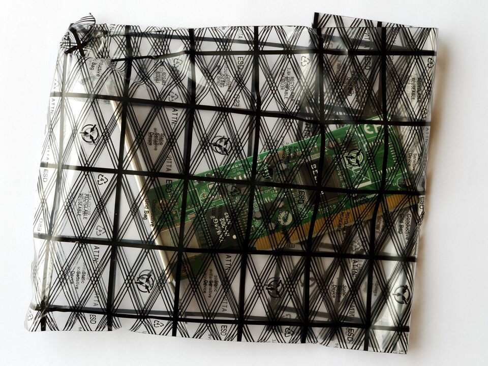 Solche Plastiktaschen unterbinden eine Aufladung durch Reibung, schützen allerdings nicht vor externen Entladungen. (Quelle: Wikipedia Harke)