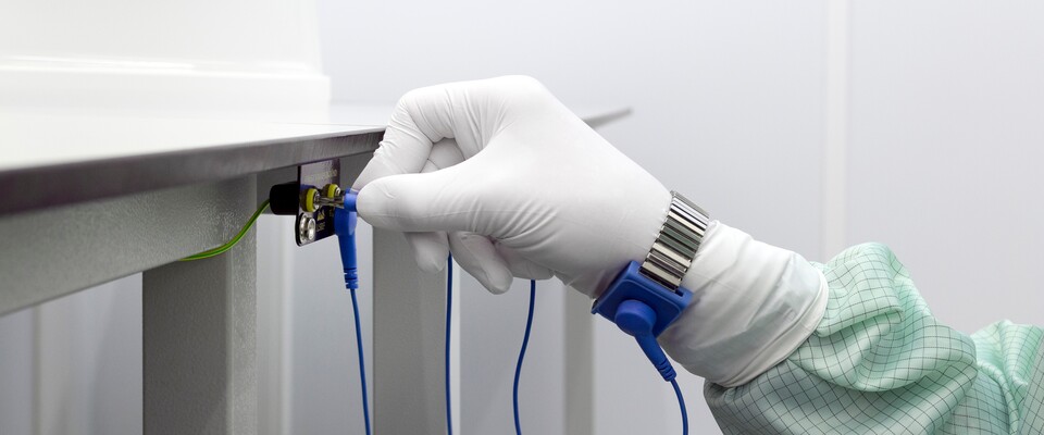 Auf ein Erdungsband solltet ihr beim Schrauben an PC und Notebooks nicht verzichten. (Quelle: Adobe Stock Titolino)