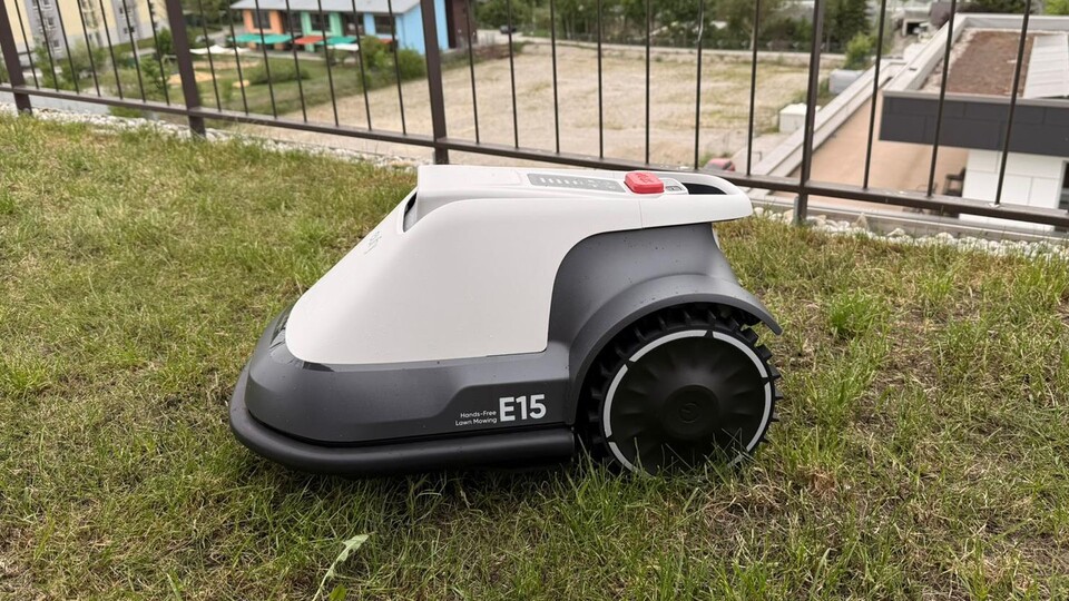Die Navigation des Mähroboters erfolgt ausschließlich durch Kameras. Deshalb kann er ausschließlich tagsüber (vorteilhaft, wenn ihr Igel im Garten habt) seine Bahnen ziehen.