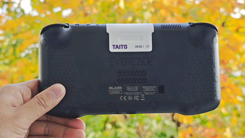 Die Rückseite ist für einen etwas besseren Grip grob texturiert. (Bildquelle: Duy Linh DinhGameStar Tech)