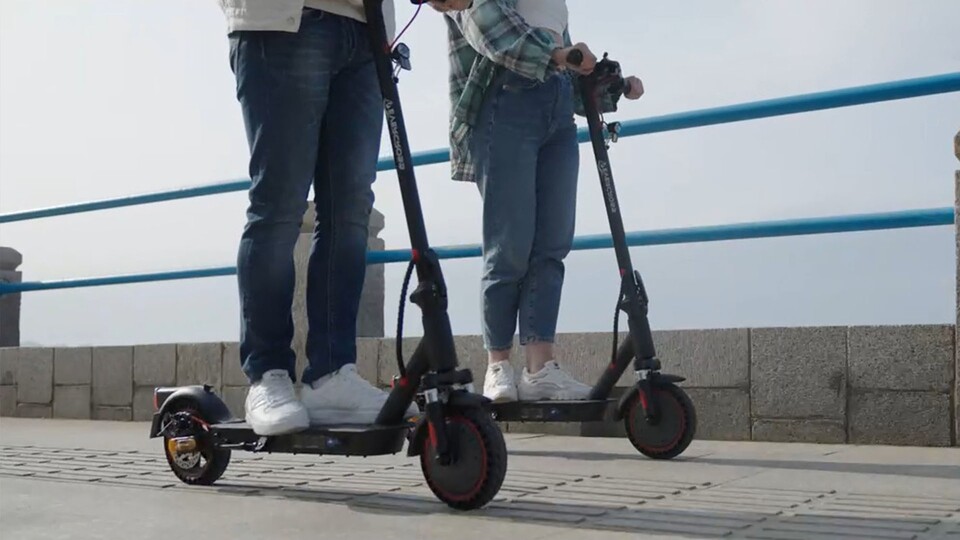 Zum Losfahren braucht ihr euch beim Aufsteigen nur leicht vom Boden abstoßen, um die vollen 400W Motorleistung freizugeben.