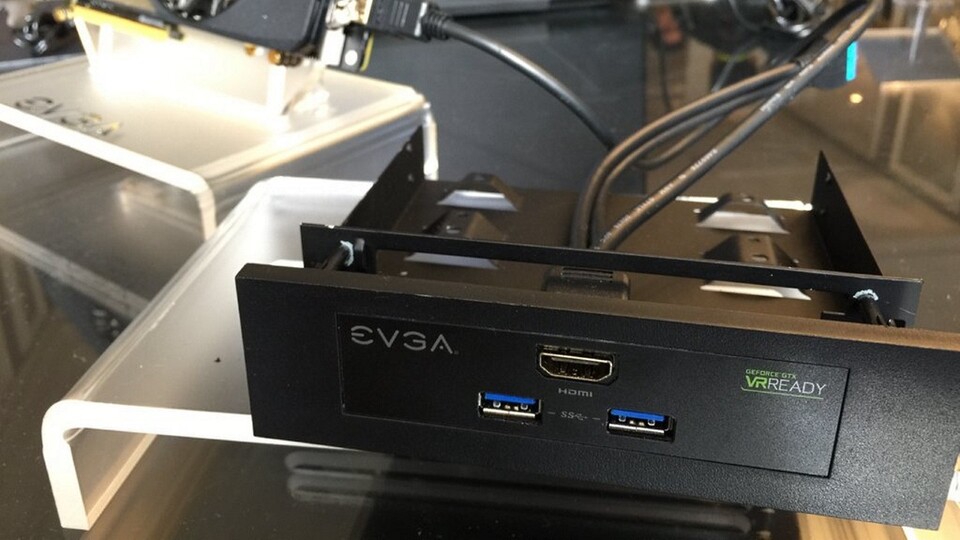 Die EVGA Geforce GTX 980 Ti VR Edition wird mit einem Frontpanel ausgeliefert.