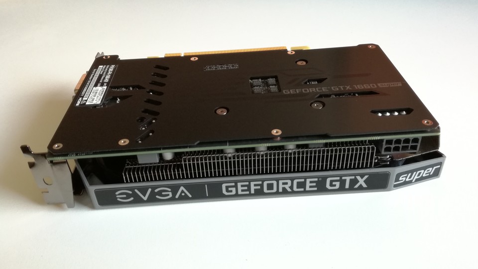 Für die ausreichende Stromversorgung besitzt die GTX 1660 Super Ultra SC von EVGA einen 8-Pol-Anschluss.
