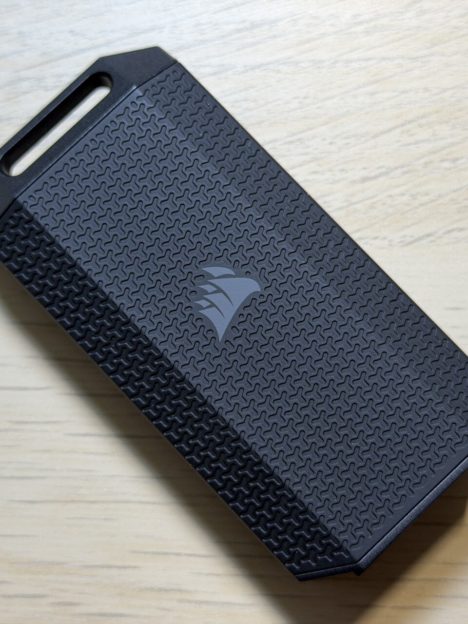 Das komplette Laufwerk ist mit einer griffigen Gummierung versehen.