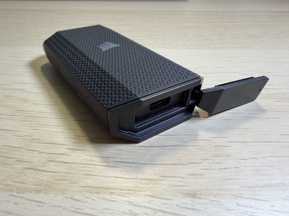 Die USB-C-Buchse liegt tief im Gehäuse, voluminösere Stecker passen daher nicht.