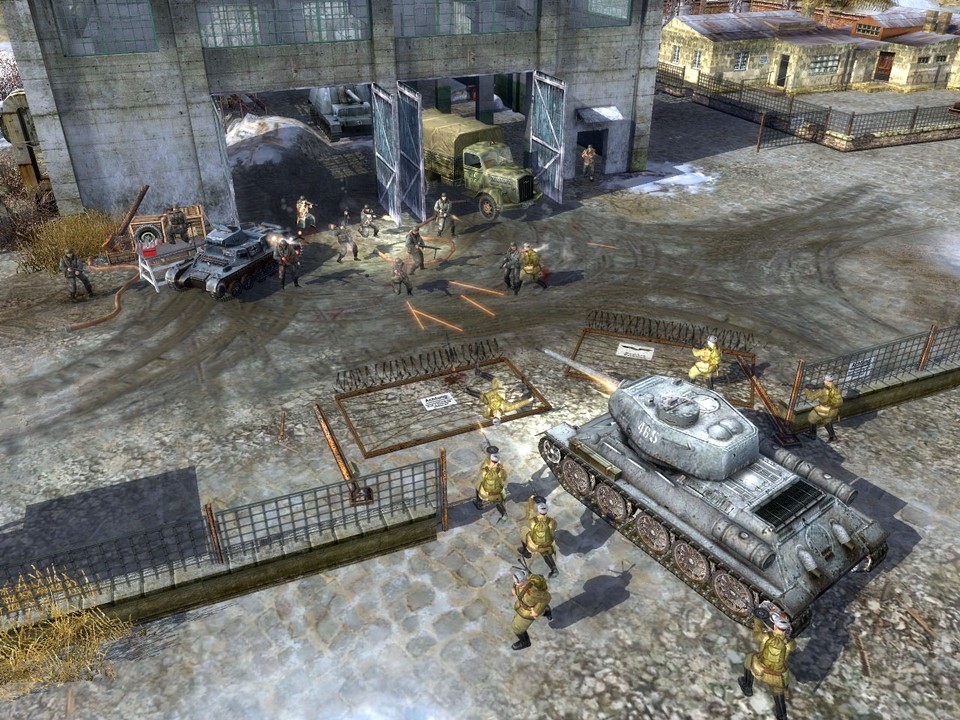 Jeder Einsatz im Spiel besteht aus zahlreichen Teilaufgaben. Hier greifen wir eine Lagerhalle an, in der die Feinde Kriegsmaterial horten.