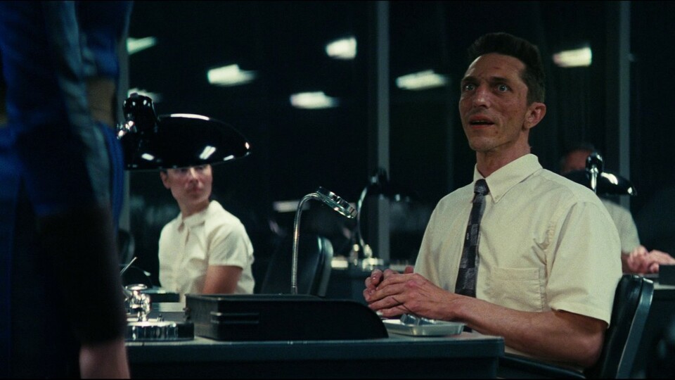 Das macht ein Bürojob aus einem. (Bildquelle: Amazon MGM Studios)