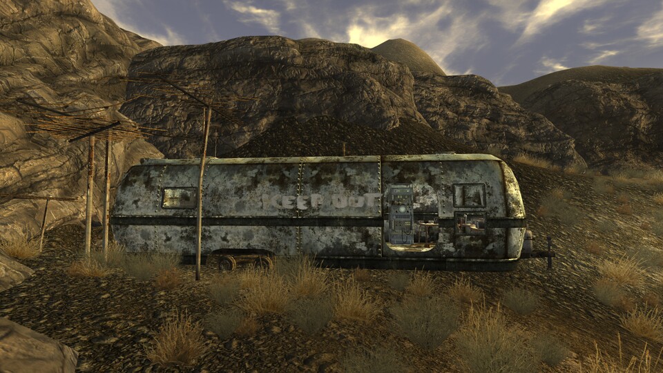 Mitten im Nirgendwo des postapokalpytischen Fallout: New Vegas findet man den mysteriösen Ort namens Lone Wolf Radio mit seinem verlassenen Trailer. (Quelle: fallout.fandom.com)