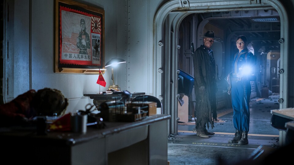 An den Bewohnern von Vault 24 wurden grausige Experimente zur Gedankenkontrolle durchgeführt. Und hier dürfte Robert House aufgrund eines Deals mit Vault-Tec seine Finger im Spiel gehabt haben. Bildquelle: Amazon Studios