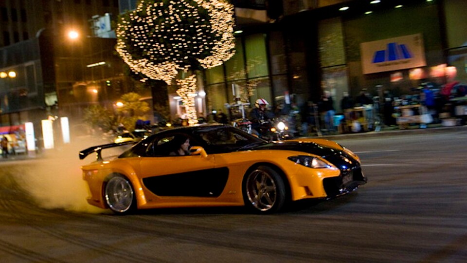 2006 inszenierte Fast + Furious: Tokyo Drift packende Straßenrennen bei Nacht.
