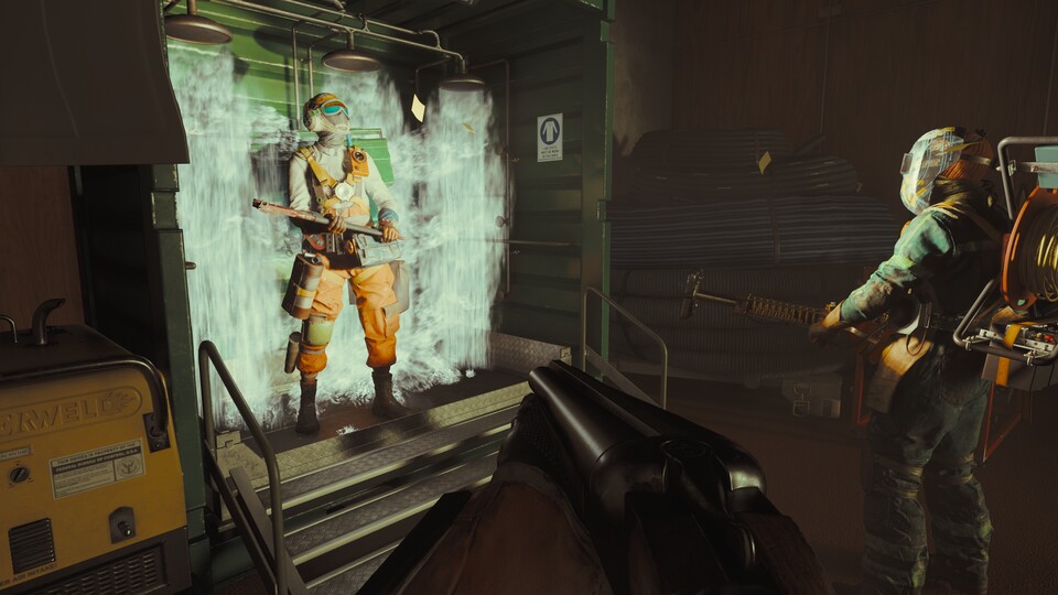 Duschen sind der Safe Space in Firebreak. Meine liebste Taktik (unter der Dusche stehen und ballern) soll zum Release allerdings nicht mehr funktionieren. Denn das Wasser soll begrenzt werden. Gruppenkuscheln angesagt!