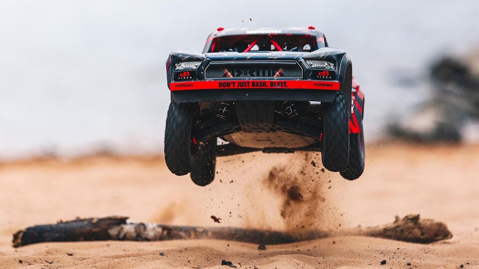 Wenn ich von einem „ferngesteuerten Auto“ spreche, haben viele das falsche Bild vor Augen. Der ARRMA Mojave 6S ist nicht das, woran die meisten denken würden.