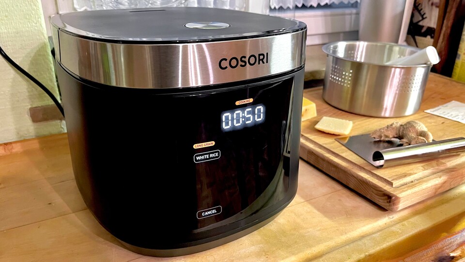 Die Anleitung könnt ihr getrost vergessen! In den Cosori Reiskocher kippt ihr einfach Reis und Wasser bis zur eingravierten Linie und drückt auf Start – den Rest macht der Reiskocher für euch!